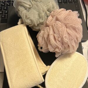 Set of Bath Accessories in Cream and Pink
